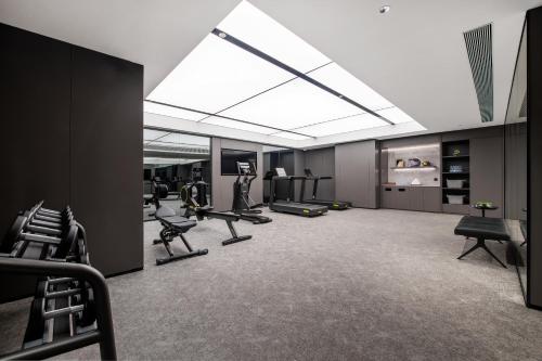 Fitness centrum a/nebo fitness zařízení v ubytování Intercity Shanghai Lujiazui Center near Pudong South Road Subway Station- Free Minibar for First Night
