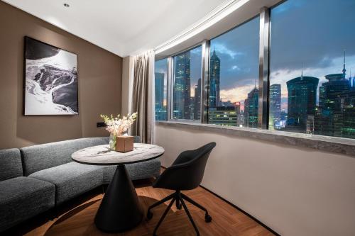 Posezení v ubytování Intercity Shanghai Lujiazui Center near Pudong South Road Subway Station- Free Minibar for First Night