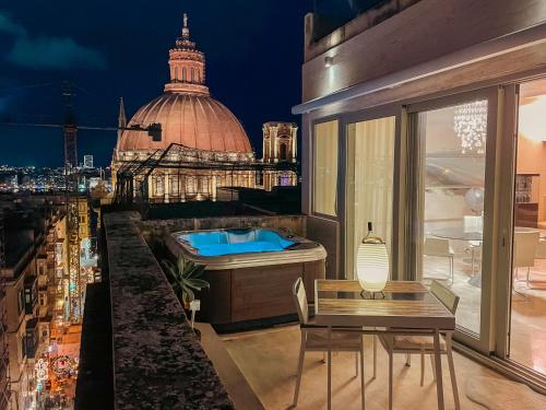 バレッタにあるPenthouse with Jacuzzi & Panoramic Views - Heart of Vallettaの建物の上にバスルーム(バスタブ付)があります。