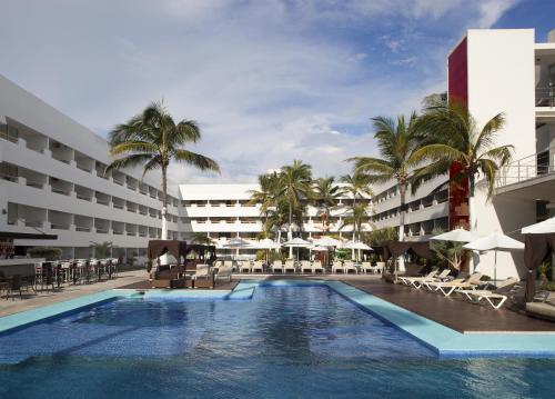 vista para a piscina no resort em Emporio Mazatlan em Mazatlán