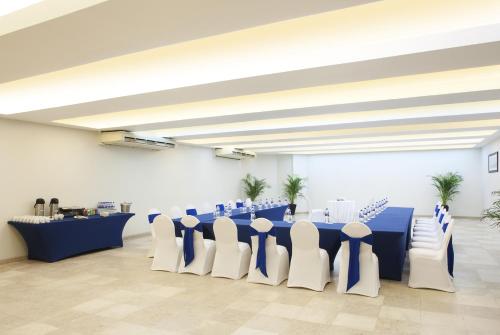 a conference room with a blue table and white chairs at Emporio Mazatlan in Mazatlán
