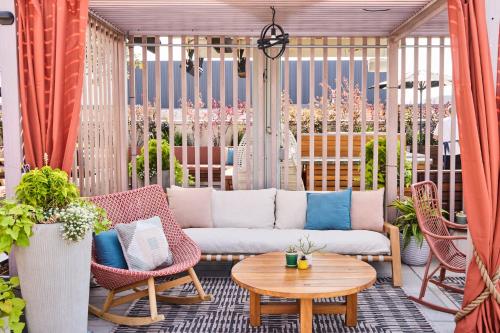 Ruang duduk di Halcyon - A Hotel in Cherry Creek