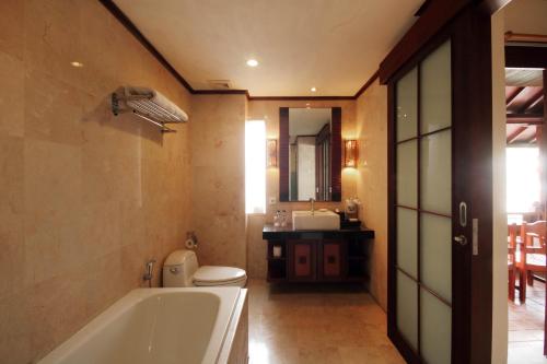 Ένα μπάνιο στο Balisani Suites Hotel