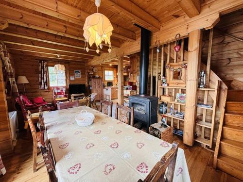 - une salle à manger avec une table et une cuisinière dans l'établissement Chalet 4 chambres proche pistes – Confort et charme - FR-1-353-151, à La Plagne Tarentaise