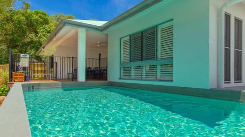 パーム・コーブにあるCanopy House - Palm Coveの家の前のプール