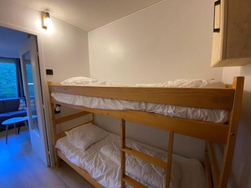 quelques lits superposés dans une chambre dans l'établissement Studio rénové 4 pers. avec terrasse et parking, Crest-Voland - FR-1-733-159, à Crest-Voland