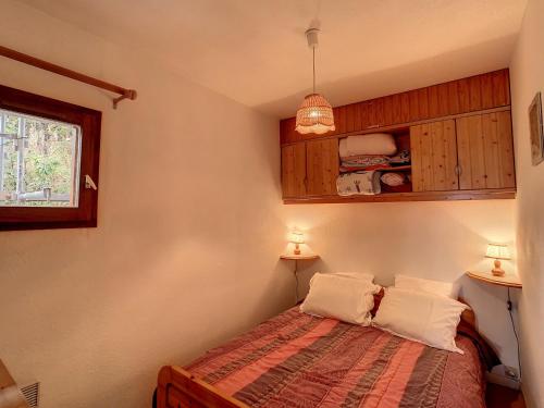 - une petite chambre avec un lit et deux lampes dans l'établissement Appartement cosy pour 4 à La Toussuire, proche pistes et commerces - FR-1-416-227, à La Toussuire