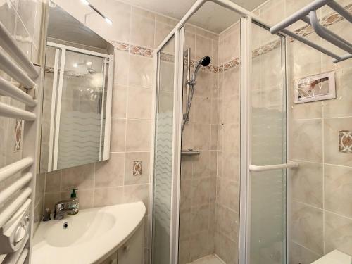 une salle de bain avec douche et lavabo dans l'établissement Appartement cosy pour 4 à La Toussuire, proche pistes et commerces - FR-1-416-227, à La Toussuire