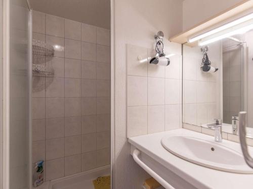ein weißes Badezimmer mit Waschbecken und Dusche in der Unterkunft Appartement T4 7 pers, parking, proche stations ski - FR-1-402-145 in Luz-Saint-Sauveur