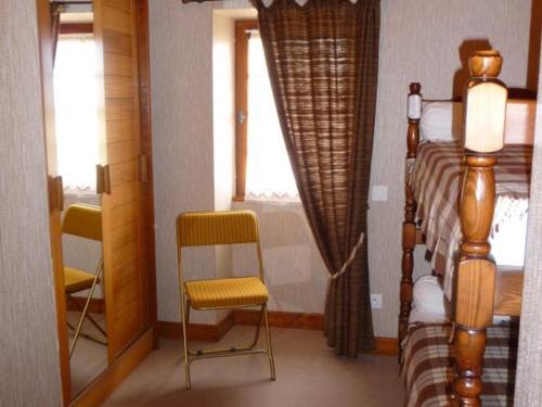 une chambre avec un lit, une chaise et une fenêtre dans l'établissement Maison conviviale à Proissans avec jardin et jeux de plein air - FR-1-616-440, à Proissans