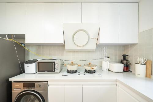 A cozinha ou kitchenette de Tonight Homestay Jing'an Temple Shanghai
