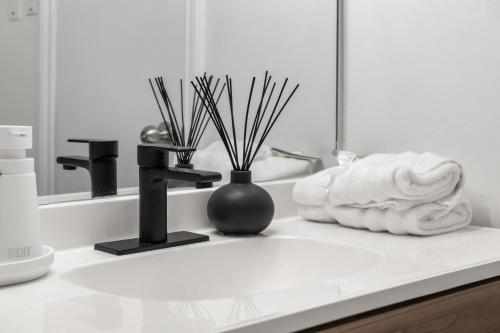 Φωτογραφία από το άλμπουμ του 3bd Luxury Home, Steps to Calgary DT, River, Hospital στο Κάλγκαρι