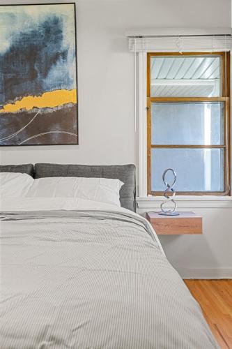 Ένα ή περισσότερα κρεβάτια σε δωμάτιο στο 3bd Luxury Home, Steps to Calgary DT, River, Hospital