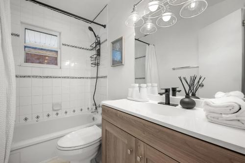 Ένα μπάνιο στο 3bd Luxury Home, Steps to Calgary DT, River, Hospital