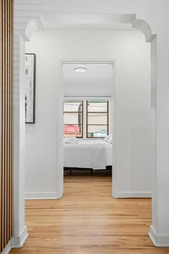 Ένα ή περισσότερα κρεβάτια σε δωμάτιο στο 3bd Luxury Home, Steps to Calgary DT, River, Hospital