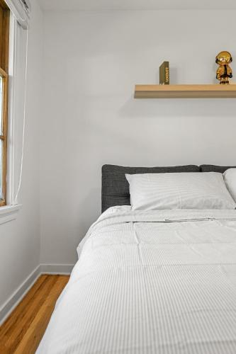 Ένα ή περισσότερα κρεβάτια σε δωμάτιο στο 3bd Luxury Home, Steps to Calgary DT, River, Hospital