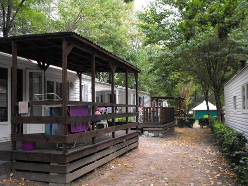 une maison avec un pavillon sur son côté dans l'établissement Camping Les Gorges de l'Hérault, à Sumène