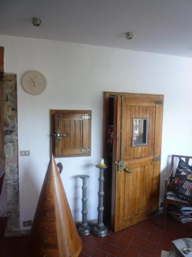 a room with a wooden door and a clock on the wall at Casa Rea in Beverino