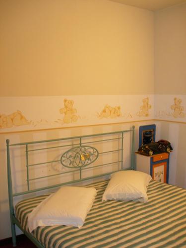 a bed with two pillows on it in a bedroom at Casa Rea in Beverino