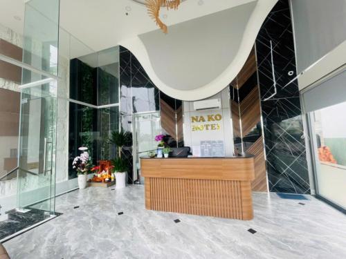 un hall d'un immeuble avec un salon de coiffure dans l'établissement Nako Hotel, à Hô-Chi-Minh-Ville