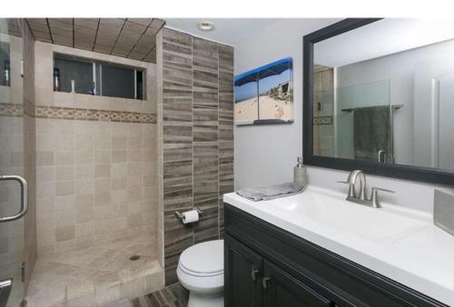 Ένα μπάνιο στο 90210 Beach House Lower Unit