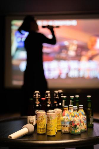 a person taking a picture of a group of beer bottles at Yakamoz Qianchuan Hotel in Lin'an