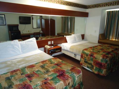 Кровать или кровати в номере Americas Best Value Inn & Suites Brunswick