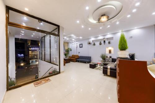 un salon avec un canapé et une grande fenêtre dans l'établissement Villa Thol DL - by BAY LUXURY, à Đà Lạt