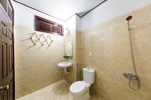 une salle de bains avec toilettes et lavabo dans l'établissement Villa Thol DL - by BAY LUXURY, à Đà Lạt