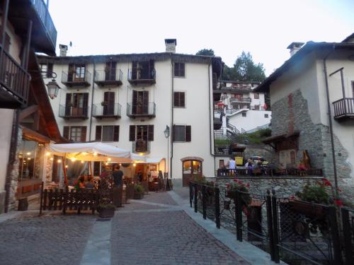 a cobblestone street with a building and a restaurant at B&B Locanda Del Mulino in Pamparato