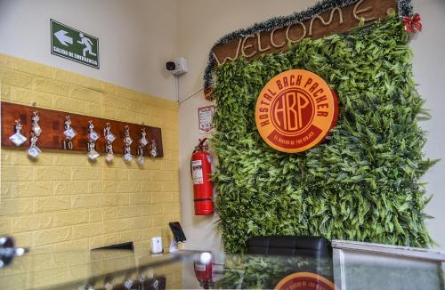 a wall covered in green ivy in a restaurant at Back Packer in Ibarra