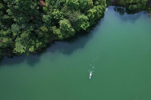 an aerial view of a boat in a lake at Yakamoz Qianchuan Hotel in Lin'an