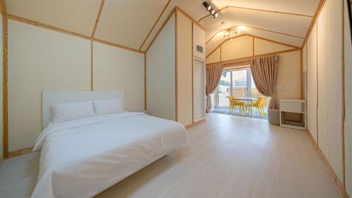 Postel nebo postele na pokoji v ubytování Hwaseong Refreshing Glamping&Caravan