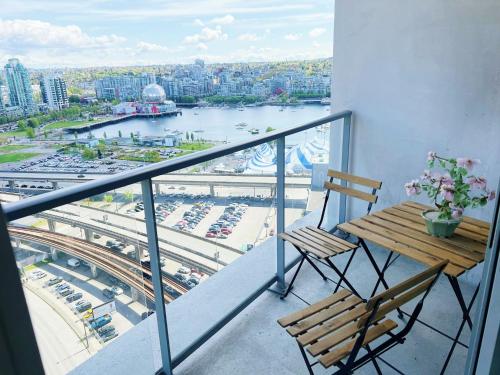 Afbeelding uit fotogalerij van DOWNTOWN AmazingView 2BD2BA FreeParking in Vancouver
