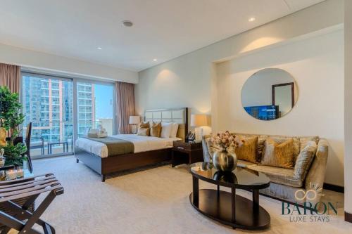 ein Hotelzimmer mit einem Bett und einer Couch in der Unterkunft The Modern in Dubai