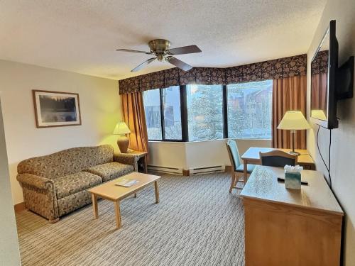 Μια τηλεόραση ή/και κέντρο ψυχαγωγίας στο 1bd 274 Perfect Location with Pool and Hot Tub