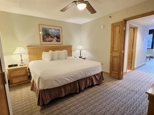 Ένα ή περισσότερα κρεβάτια σε δωμάτιο στο 1bd 274 Perfect Location with Pool and Hot Tub