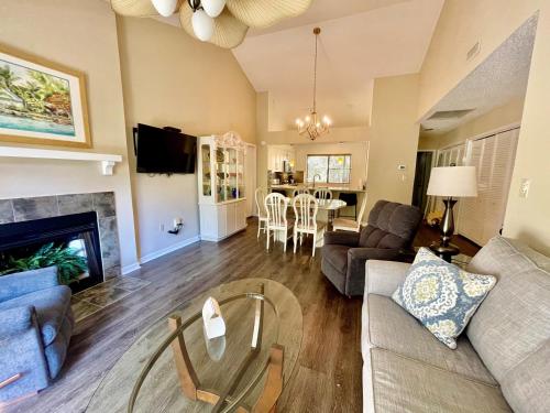 默特尔比奇Exquisite 3 bedroom, 3 bath villa - 19E West Hyde Park - Kingston Plantation villa的带沙发和桌子的客厅