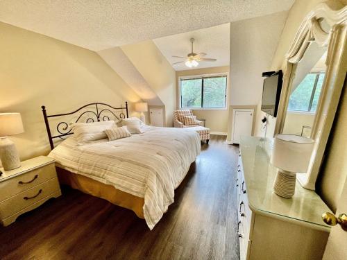默特尔比奇Exquisite 3 bedroom, 3 bath villa - 19E West Hyde Park - Kingston Plantation villa的一间卧室，配有一张床、一张书桌和一台电视
