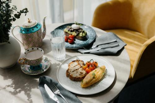 Una mesa con dos platos de comida y una taza de café. en Crowne Plaza Adelaide Mawson Lakes by IHG, en Adelaida