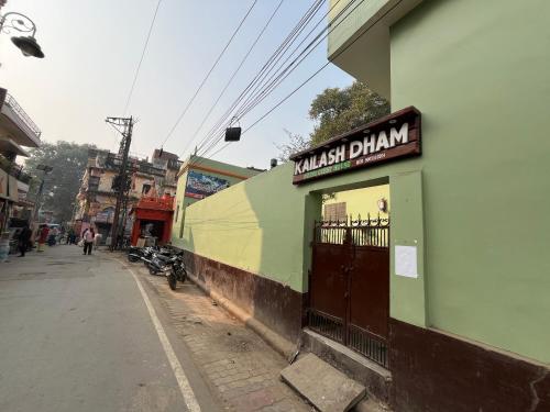 a building with a sign that reads lunch chain at Kailash Dham in Varanasi