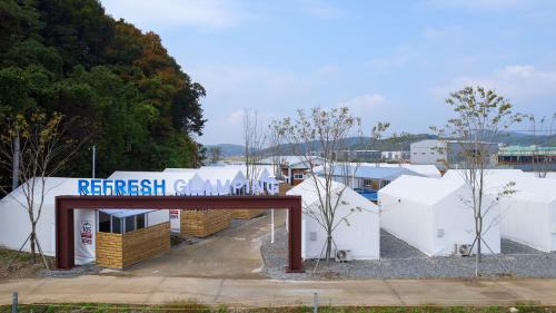 a building with a sign that reads reichenbush at Hwaseong Refreshing Glamping&Caravan in Hwaseong