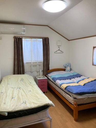 Postel nebo postele na pokoji v ubytování 一軒屋の個室を格安で利用可能