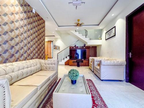 Χώρος καθιστικού στο Private 3BHK Luxurious Villa with Indoor Pool near Mahabalipuram