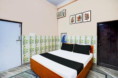 Postel nebo postele na pokoji v ubytování Hotel O Gautam