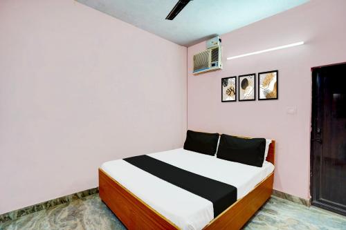 Postel nebo postele na pokoji v ubytování Hotel O Gautam