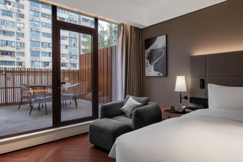 Postel nebo postele na pokoji v ubytování IntercityHotel Shanghai South Xizang Road near Metro Station