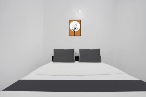 Postel nebo postele na pokoji v ubytování Hotel O EVA RESIDENCY