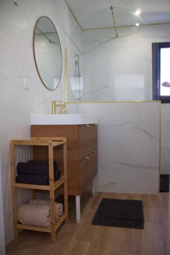 une salle de bain avec un lavabo et un miroir dans l'établissement Villa familiale Luberon 3ch calme jardin parking, à Saignon