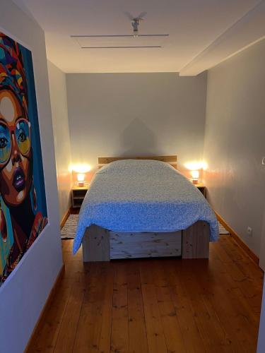 une chambre avec un lit et un tableau au mur dans l'établissement Appartement Charlie, Wifi, Charme, Centre Historique, à La Rochelle
